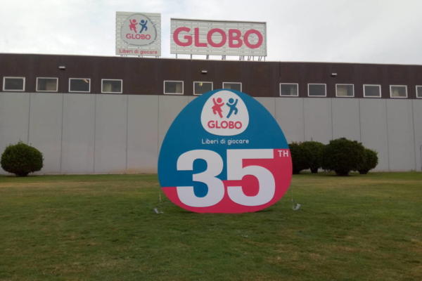 realizzazione totem globo giocattoli